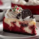 Festlicher Red Velvet Oreo Cheesecake für Weihnachten
