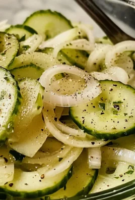 Gurken-Essig-Salat mit süßen Zwiebeln genießen