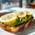 Klassischer Avocado Toast mit Meersalz & Zitrone – Frisch!
