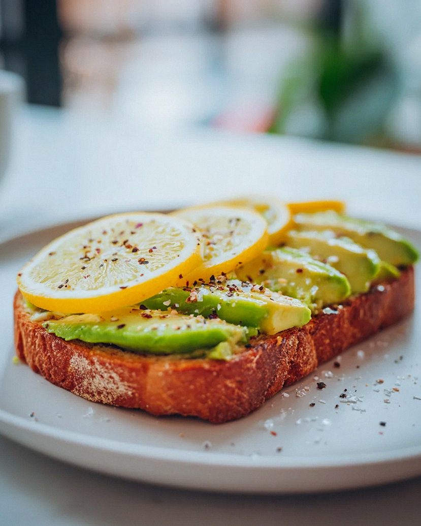 Klassischer Avocado Toast mit Meersalz & Zitrone – Frisch! – Schritt 2