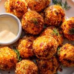Knusprige Reuben Bällchen aus der Heißluftfritteuse mit Dressing