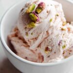 Rosen-Pistazien-Eis: Himmlisch cremig & einfach selbstgemacht!