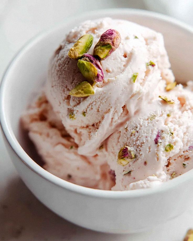 Rosen-Pistazien-Eis: Himmlisch cremig & einfach selbstgemacht!