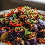 Scharfe Szechuan-Auberginen-Pfanne mit Rinderhackfleisch