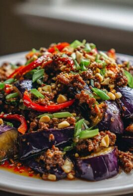 Scharfe Szechuan-Auberginen-Pfanne mit Rinderhackfleisch