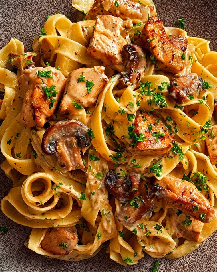 Tagliatelle mit Pilzen und Huhn in Sahnesosse