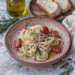 Zucchini-Spaghetti mit Frischkäsesoße Tomaten zubereiten
